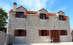 Stone Cottage Aria